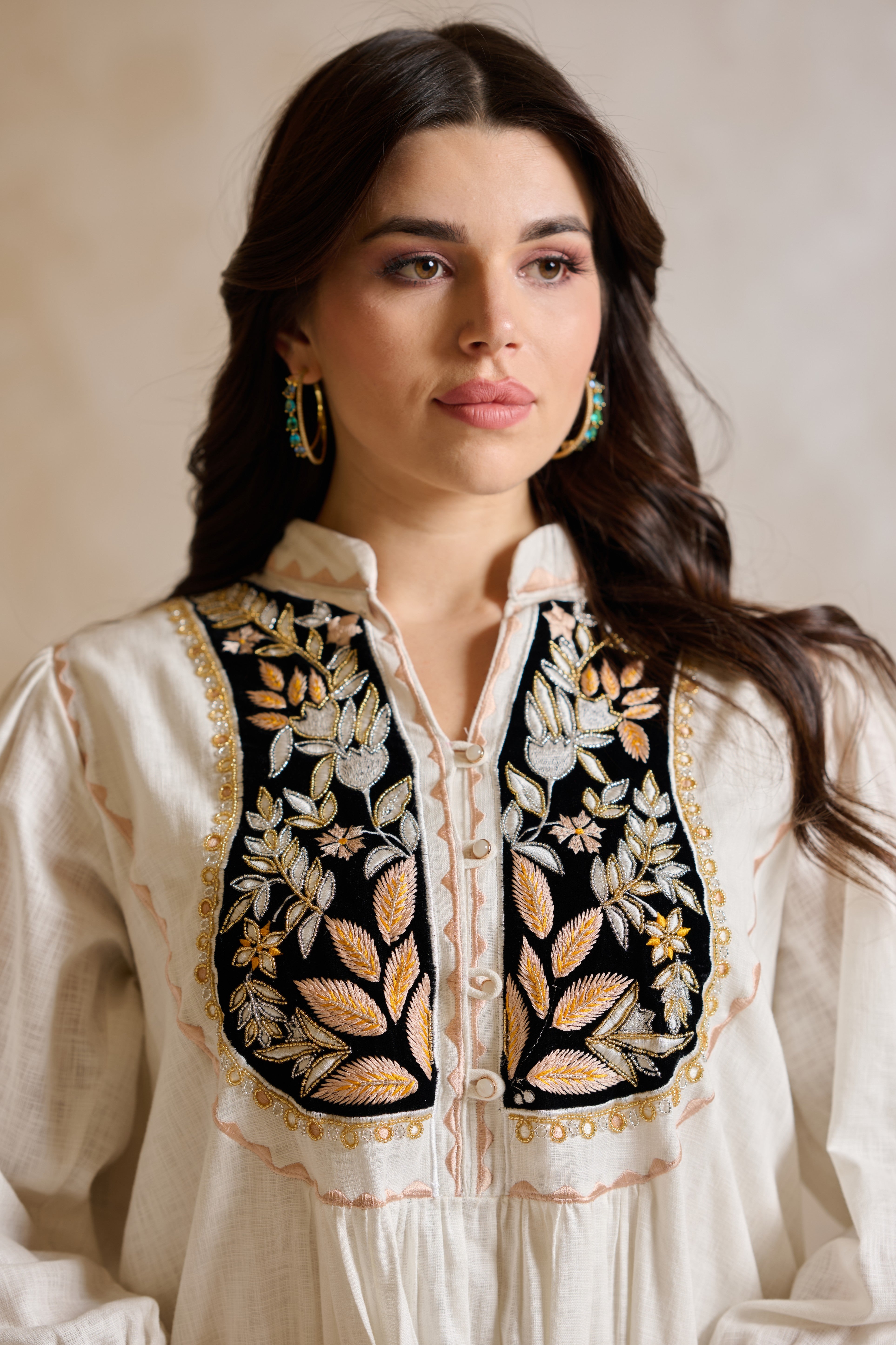 J089 Linnen & Velvet With Handwork